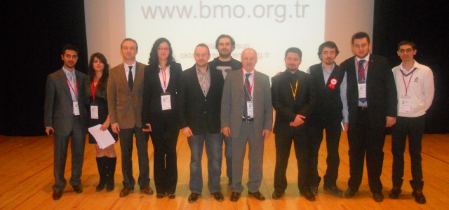 [ 03/03/2012 10:00 son: 04/03/2012 18:00. ] Bu yıl, İzmir'de Ege Üniversitesinin ev sahipliğinde gerçekleştirilen 8. Bilgisayar Mühendisliği Öğrencileri Kongresi 3 - 4 Mart tarihlerinde gerçekleştirildi. Bilgisayar mühendisliği bölümü öğrencileri tarafından 2005 yılından bu yana düzenli olarak gerçekleştirilen etkinlik Organizasyon Komitesi adına Özge Aksaz, EMO İzmir Şubesi Yönetim Kurulu Başkanı Özcan Uğurlu, Ege Üniversitesi Bilgisayar Mühendisliği Bölüm Başkanı Prof. Dr. Ata Önal, [...]