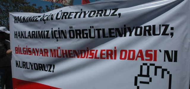 
İşçi Sınıfının Birlik, Mücadele ve Dayanışma Günü 1 Mayıs İşçi Bayramı tüm Türkiye’de kutlandı. Ankara ve İstanbul’da da bilgisayar mühendisleri açtıkları pankartla EMO kortejinin içerisinde yer aldılar. Ankara’da Tren Garı’ndan Sıhhiye’ye, İstanbul’da Akaretler Yokuşundan Taksim’e yürüyüşten sonra meydanlarda mitingler gerçekleştirildi. Saat 14.00′de tüm Türkiye’de hep bir ağızdan bir dakika boyunca atılan “Faşizme Karşı Omuz Omuza” [...]